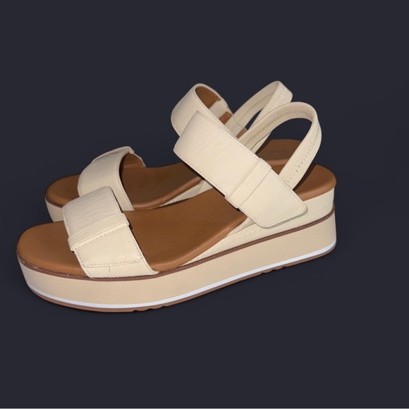 Women's Cream Platform Sandals - Picture 2 of 7